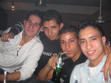 best frends  ;;;;; mes amis des moment inobliable  dima  kuio  al3achran??c'est mido et amin wadghiri  an titof  lol