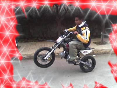 c'est mon ami khalide avec son piwia 110 vraiment un mec symp dawazna asat 5�me ou 6�me sda3 ou ba�jahde????vive la clik d ichra9