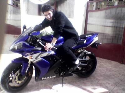 c'est mon  ami  simo avec le r1 2005 peace khouya