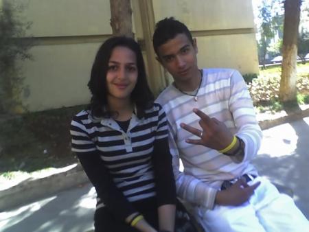 c'est moi  et sara  une  ami de mon l�cy   vraiment  adorablle  peace  ????