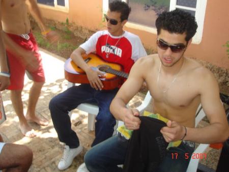 c'est mohsin  et  son pot  lol