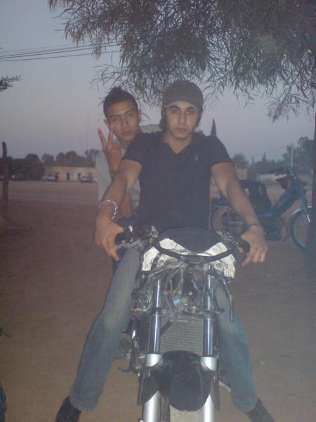 c'est mon  pote  anas et moi  toujour avec le honda 125 vraiment ce pote  hma9e  viwwwwww