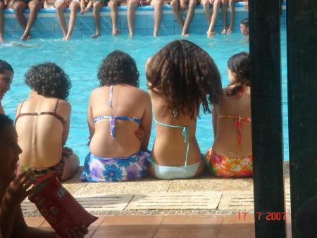  oula les meufs o  trois sources mdr