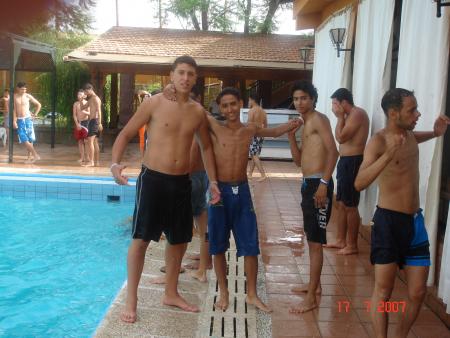 moi a droite et mon couzin o mileu et reda dj . lol