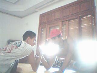 ki est le plus fort o bras de fer     ( moi vs hassan ) couzin :)